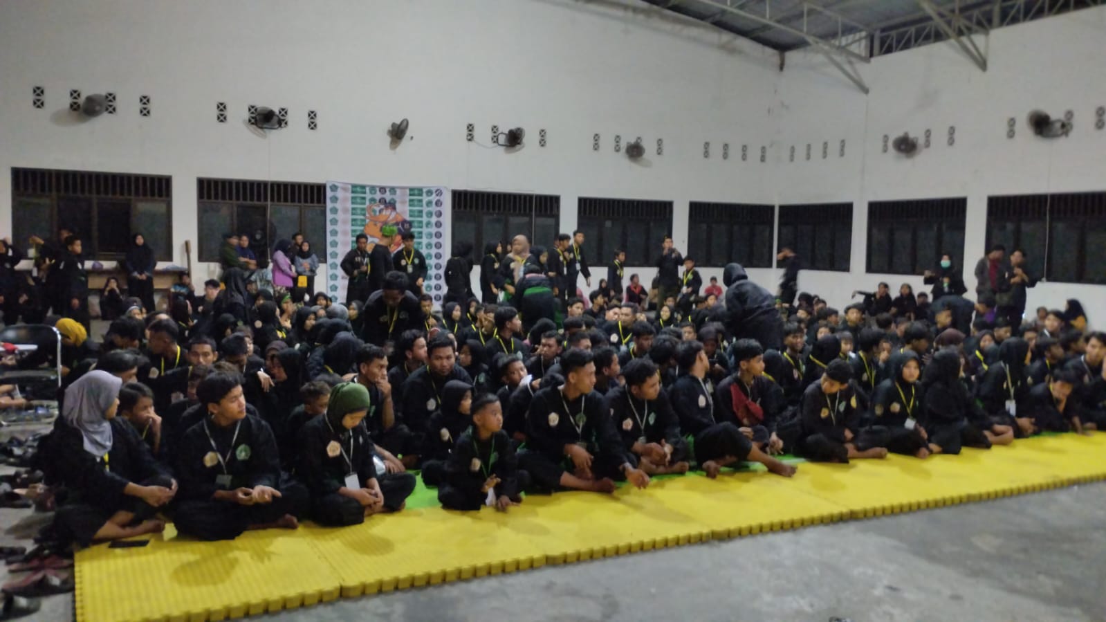 Kejuaraan,Pencak,Silat,Buduran,Buduran Cup,Buduran Cup I,Pertama,Berakhir,Al Khoziny,Meraih,Juara,Umum,Ibadah,Salat,Maghrib,Pendekar,Srikandi,Pagar,Nusa,Memperabutkan,Gelar,Penutupan,Pengurus,Wilayah,Cabang,PSNU,Forkopimka,Koramil,0816/03,Kapolsek,Hery Setyo Susanto,Kapolsek Buduran,Ketua MWCNU,Machrus,Dinas Pendidikan dan Kebudayaan,Kabupaten Sidoarjo,Sidoarjo,Dinas Pendidikan dan Kebudayaan Kabupaten Sidoarjo,Kepala Dinas Pendidikan dan Kebudayaan Kabupaten Sidoarjo,KHR. Abdul Jalil Mujib,Pengasuh Al Khoziny,Ahmad Aminin,Aminin Pagar Nusa,Kang Tamam Ismail,Tamam Ismail,Tamam Pagar Nusa,Ketua PCNU Sidoarjo,Zainal Abidin,Kediri,Kontingen,Aparatur Pertandingan,Bela Diri,Bela Negara,Bela Agama,Wawasan,Kebangsaan,Keaswajaan,Pagar NU dan Bangsa,Bangsa,Senyap,Kepala Bidang Mutu Pendidikan Dinas Pendidikan dan Kebudayaan Kabupaten Sidoarjo,Kepala,Bidang Mutu Pendidikan,Dr. Netti Lestiningsih,M.Pd.,Dr. Netti,Lestiningsih,Dr. Tirto Adi,Ketangguhan Otot,Ketangguhan Otak,Ketangguhan,Fasilitas,SMP Negeri,Silaturahmi,Ditutup,KHR.,Khozin,Muhammad,Muhammad Adji Satrio M.,Kontingen Harmoni,Jesica Putri dari Kontingen Pesilat Muda Taman,Pesilat Muda Taman,Jesica Putri,Jessica Putri,Sambiroto,Kontingen Sambiroto