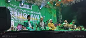 Habib Alwi bin Nuh memimpin pembacaan Ratib Al Haddad.