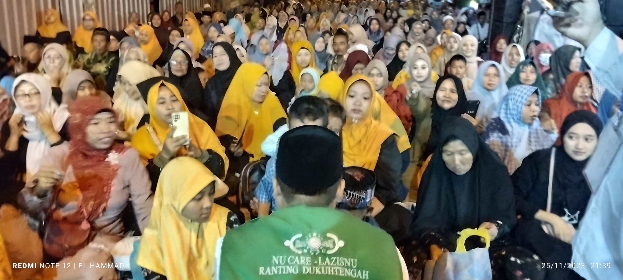 At Ta'awun; PR LAZISNU Dukuhtengah menggalang dana untuk Palestina di acara Ansor Dukuhtengah Bersholawat.